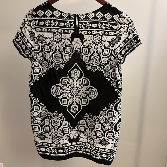 Old Navy 100% Rayon top, black and white design, high/low, size small - Picture 5 of 7